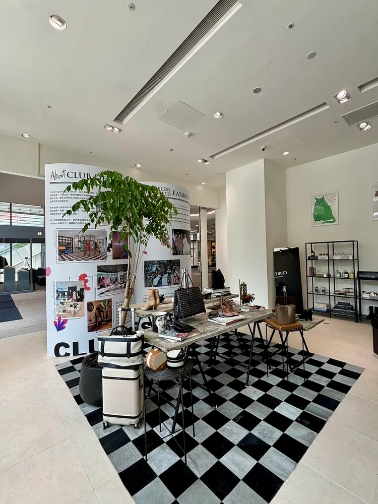 這本「時尚雜誌」內頁分別介紹品牌歷史與流行趨勢。品牌提供