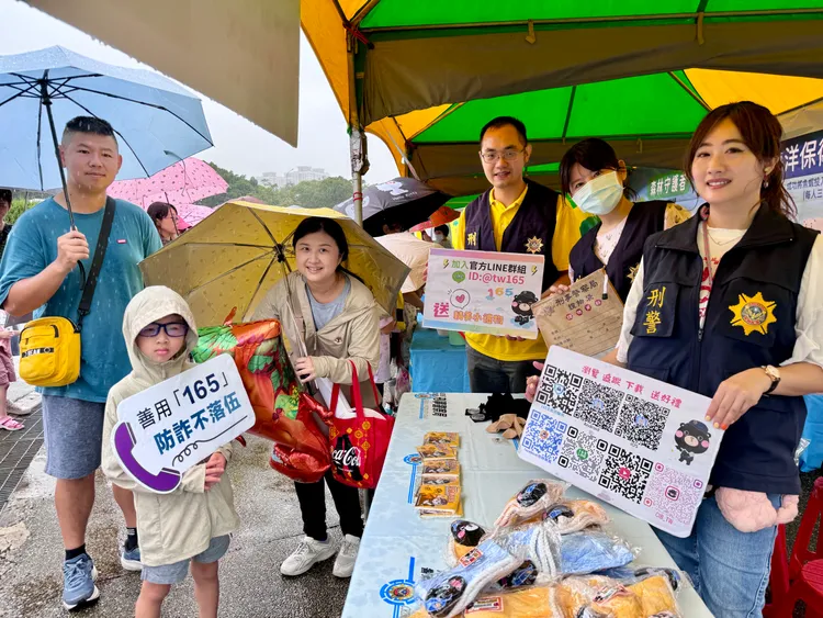 內政部警政署刑事警察局預防科同仁，於現場以輕鬆有趣的互動遊戲，讓親子獲得反毒與識詐觀念。(圖/國泰金控提供)