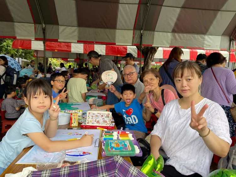 今年第一次參加國泰寫生活動的呂小妹妹（左），今天全家人一起到現場感受歡樂的創作氣氛，度過一個開心的周末時光。(圖/國泰金控提供)