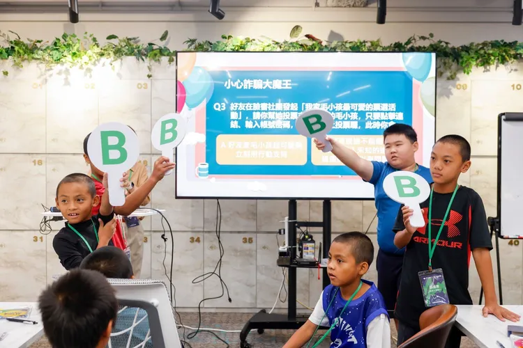 由國泰世華銀行員工擔任「永續金融探索營」講師，結合寓教於樂的金融課程和反詐騙互動遊戲，協助臺東大溪國小學童們建立正確的金錢知識。