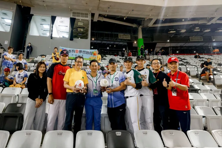 臺東大溪國小受國泰世華銀行及職棒球員工會邀請，前往大巨蛋體驗職棒賽事，並獲贈球員紀念簽名球。
