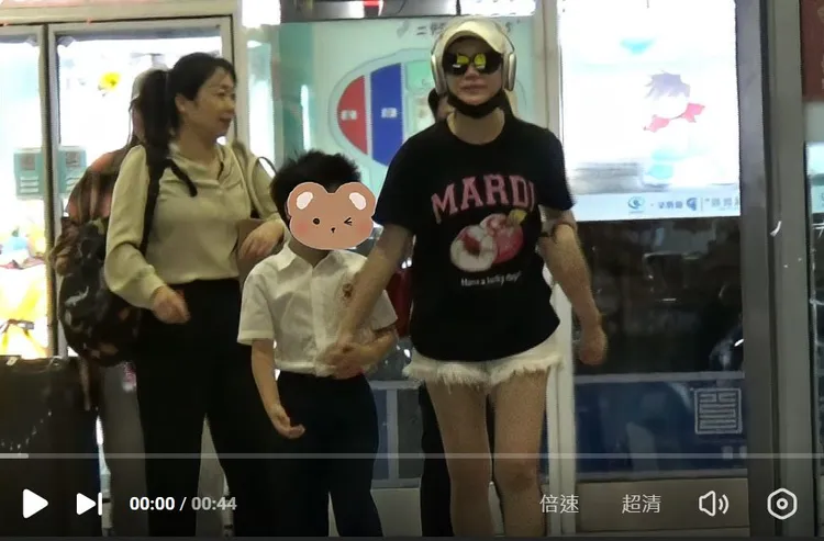 陳妍希（右）開心見到兒子來接機。翻攝推理君江小宴百度