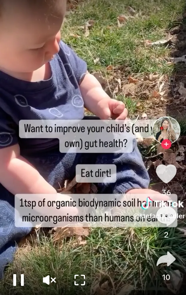這支TikTok影片背景的小寶寶正在吃他手中的泥土。翻攝TikTok