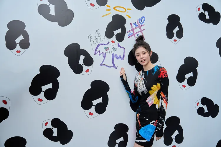 詹子萱與自己的塗鴉創作簽名合影。品牌提供