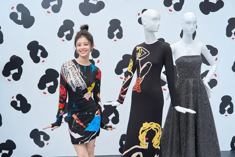 詹子萱演繹2024秋冬系列的DELORA長袖印花短洋裝。品牌提供