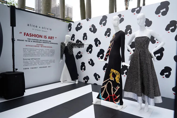 alice + olivia台中藝術裝置快閃計劃展示秋冬黑白系列。品牌提供