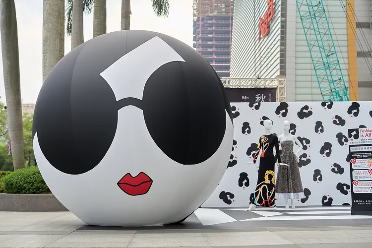 alice + olivia招牌黑白墨鏡娃娃頭變身3公尺高的大型球體裝置。品牌提供