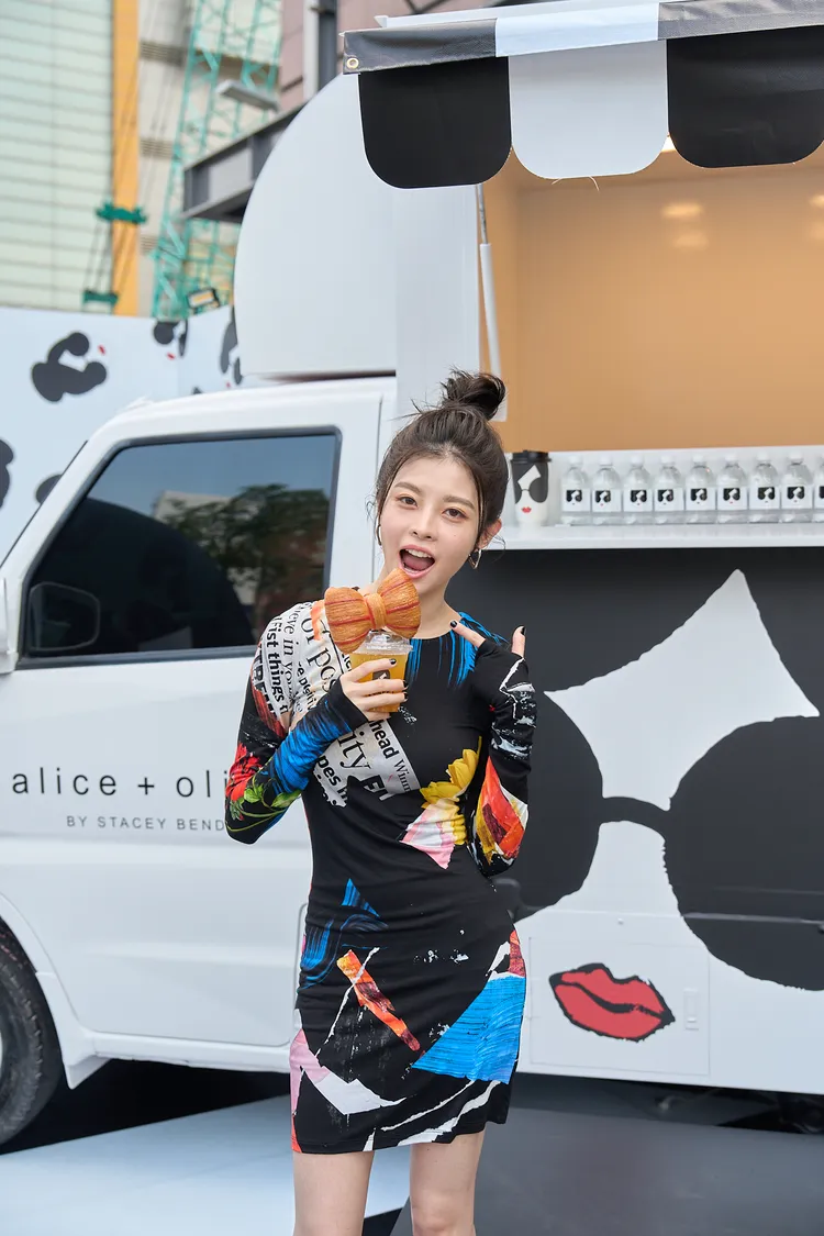 詹子萱搶先品嚐限定蝴蝶結可頌。品牌提供