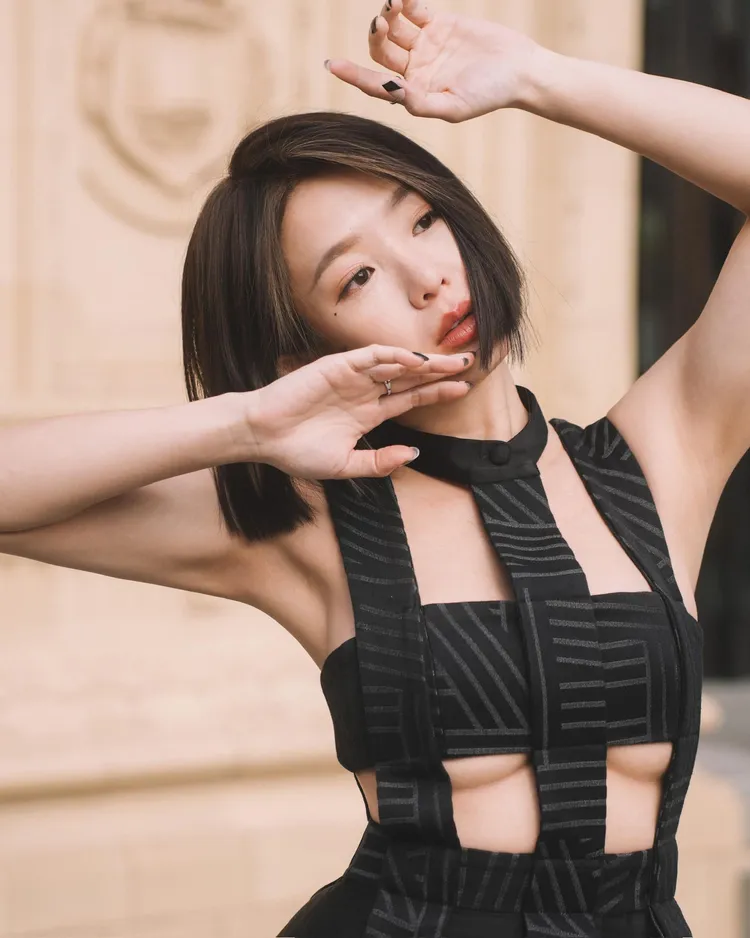 郭書瑤23日曬出街拍美照，俐落短髮造型，搭配火辣UU戰袍，大秀南半球。翻攝郭書瑤臉書