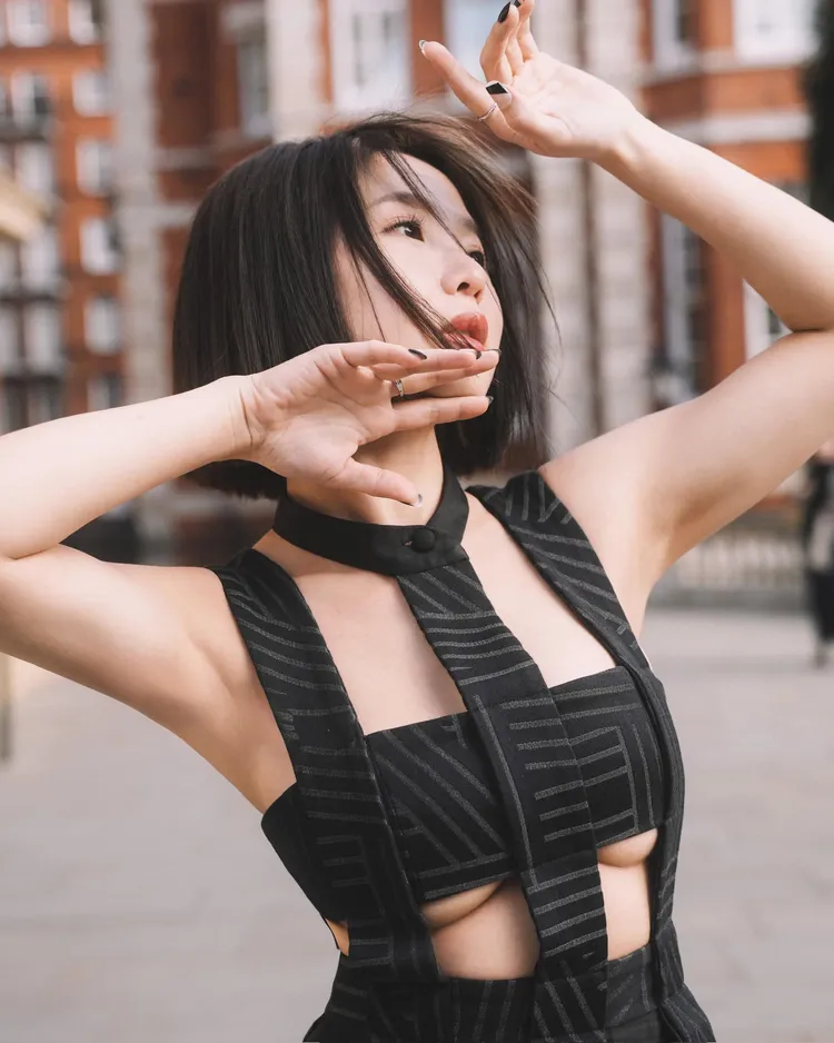 郭書瑤23日曬出街拍美照，俐落短髮造型，搭配火辣UU戰袍，大秀南半球。翻攝郭書瑤臉書