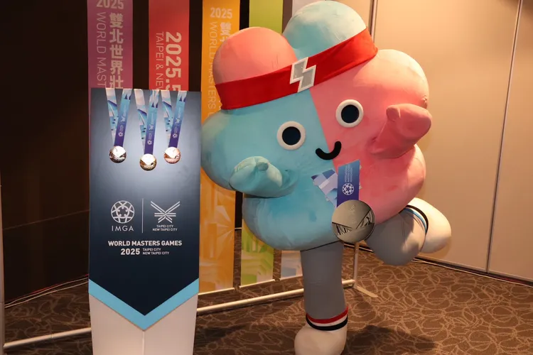 雙北世壯運超萌吉祥物「壯寶」與獎牌合影。莊宗達攝