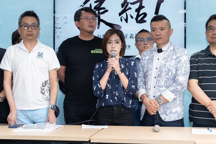 民眾黨中央黨部擴大會議會後記者會。學姊黃瀞瑩發言。民眾黨提供