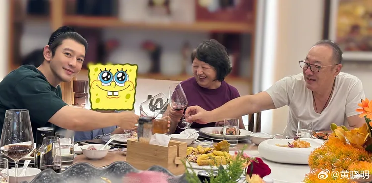 黃曉明和父母、兒子小海綿一起過中秋。翻攝黃曉明微博
