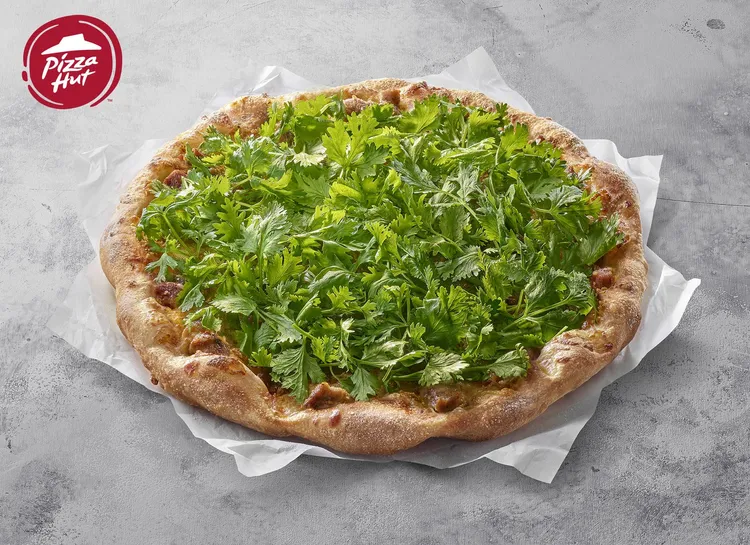 「香菜富翁肉羹比薩」還提供香菜加量選項。必勝客提供