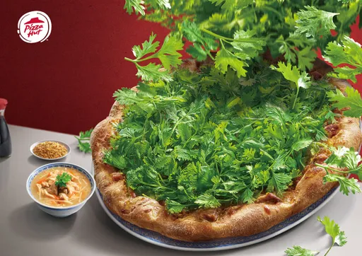 不畏菜價漲!必勝客開賣「香菜富翁肉羹比薩」 還提供香菜加量