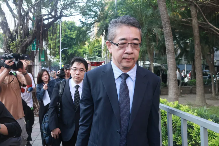 柯文哲律師鄭深元庭訊後離開。彭欣偉攝