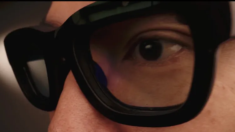 Meta的「Orion」外觀上僅比一般眼鏡看起來厚了點，但卻是結合了一部超級小電腦在其中。翻攝Meta官網