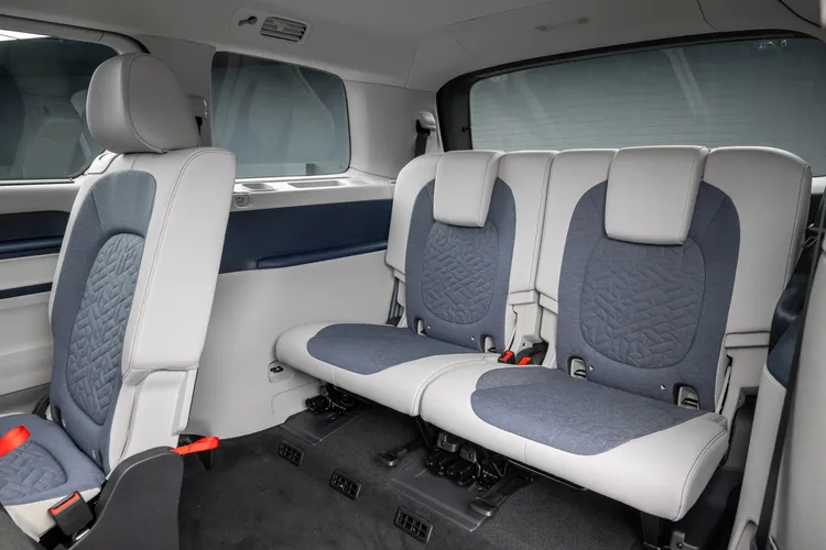 車艙內部採用「2-3-2」長軸三排7人座的平整化設計，加上乘客艙可彈性調整之座椅配置，建構出極為寬敞充裕的車艙駕乘空間。業者提供