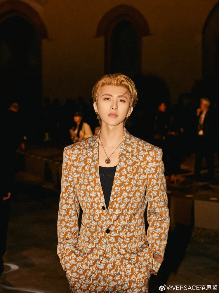 蔡徐坤身上的咖啡色西裝以虞美人花卉印花點綴。品牌提供