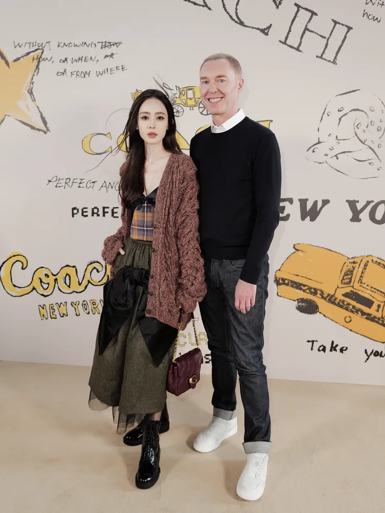 古力娜扎（左）與創意總監Stuart Vevers合照。品牌提供