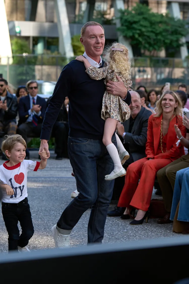 創意總監Stuart Vevers與一雙兒女上台致謝。品牌提供