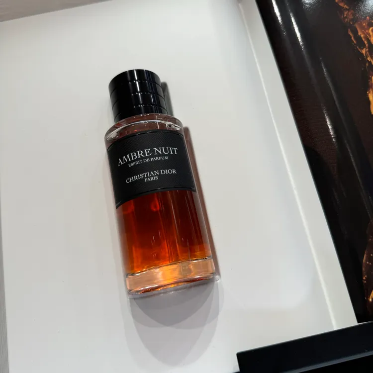 夜之琥珀淬鍊香精，帶有肉桂、荳蔻、琥珀的辛香調，搭配麝香溫柔點綴。張家玲攝
