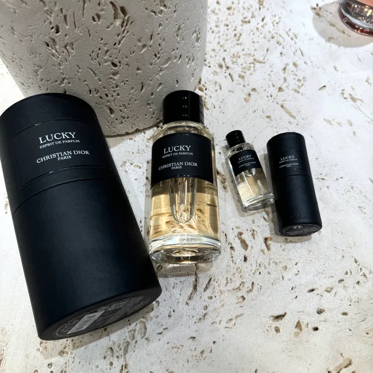 幸運時刻淬鍊香精，保留了濕潤花束的香氣，並凸顯當中的鈴蘭氣息。張家玲攝