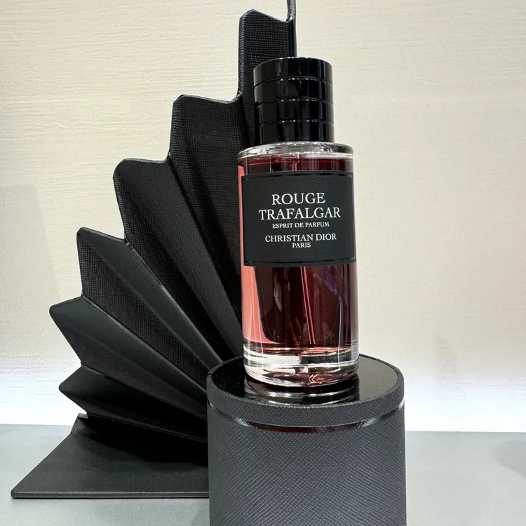 特拉法加淬鍊香精在微甜果香調中，添加粉紅胡椒與玫瑰香，當今銷售相當亮眼。張家玲攝
