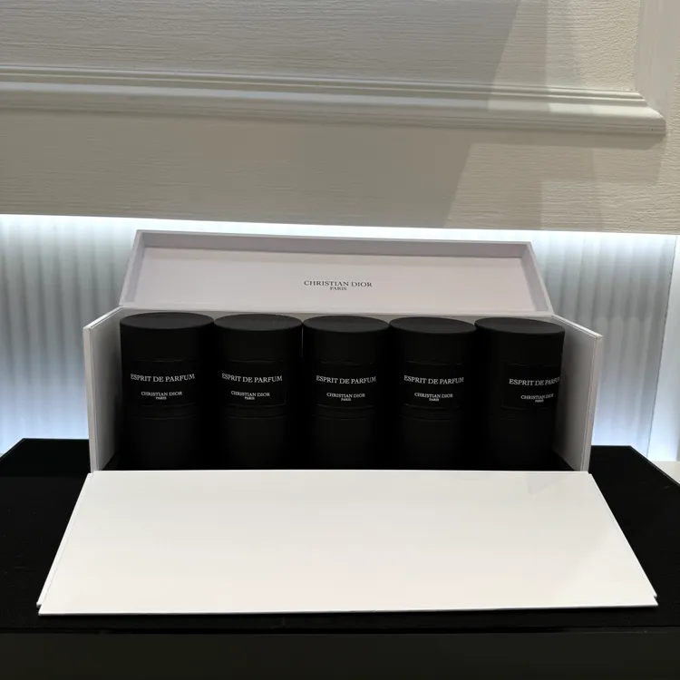 購買5款香氛正貨會有的精緻白色禮盒。張家玲攝