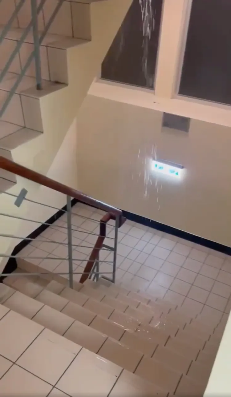 昨（22日）雨勢不斷，台北市大龍峒社宅樓梯變淋浴間。翻攝自顏若芳臉書