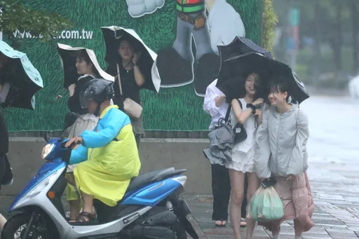 11縣市大雨下到晚上 週末還有低壓來襲!「一波大雨」準備要來