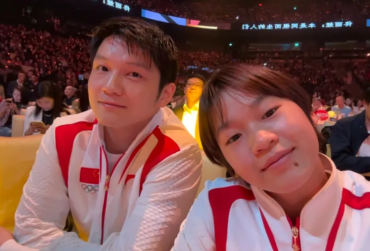 因不同領域難道看見的桌球冠軍樊振東，全紅禪也開心跟對方合照。