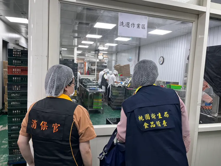 桃園市衛生局和消保官稽查蛋商。衛生局提供