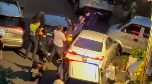 毒品通缉犯拒捕!市区狠撞警车酿1路人溅血 基隆警连开2枪破窗逮人