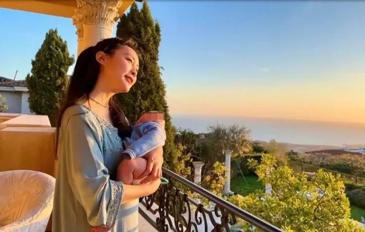 美女主持人傅曉田在美國生下一子後，帶著兒子回國後不久，就與秦剛雙雙消失在公眾面前。翻攝微博/傅曉田
