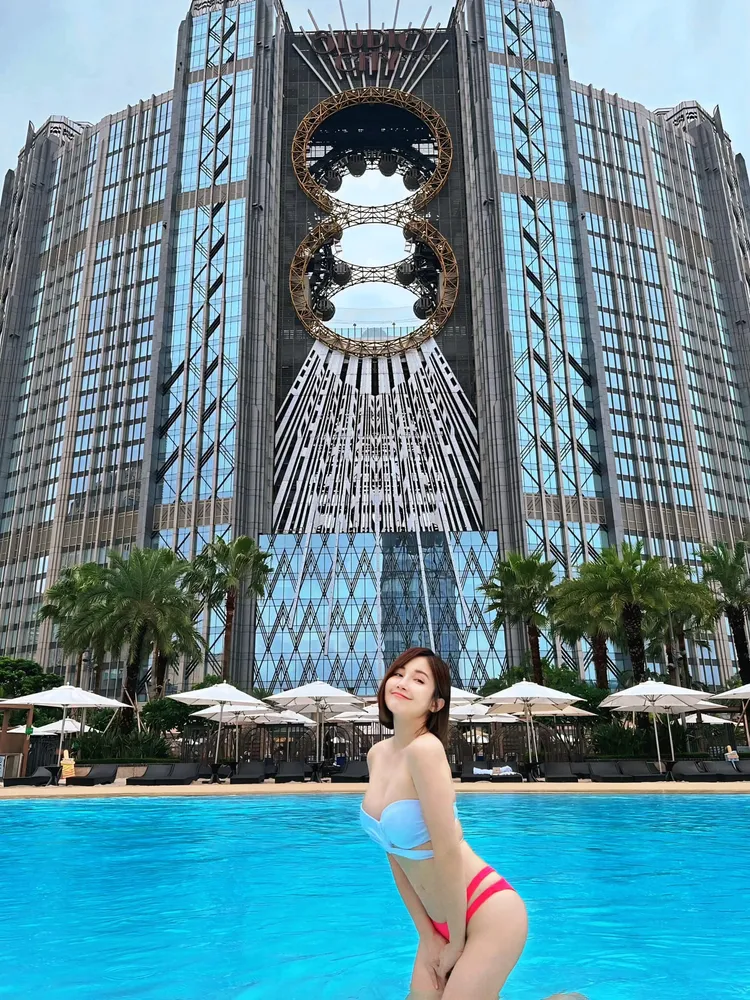 鍾欣怡大秀好身材，曬出一系列比基尼美照。翻攝鍾欣怡IG