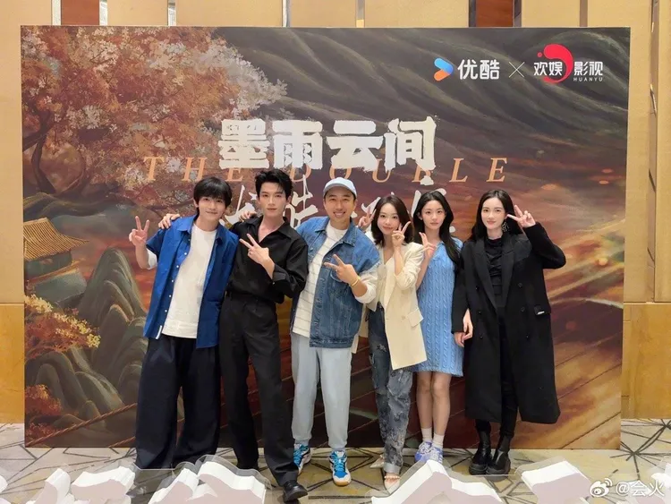 吳謹言（右三）隱約看得出孕肚。翻攝會火微博