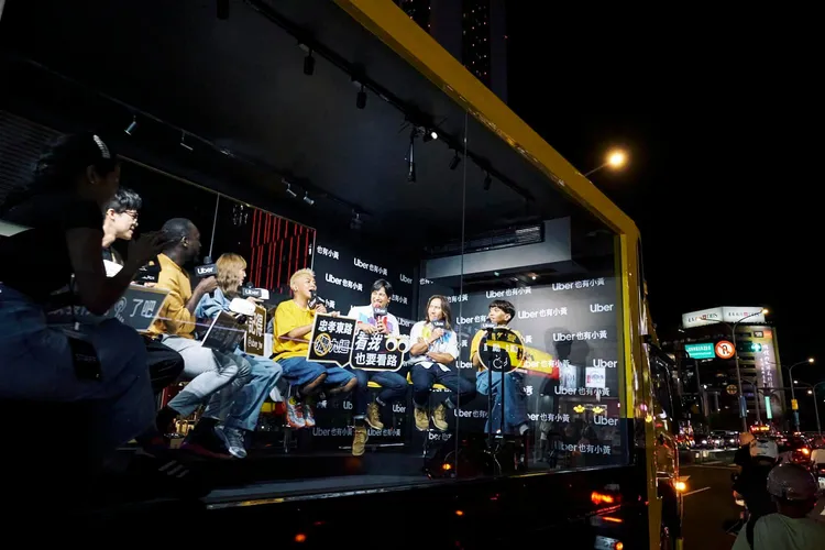 動力火車與多位網紅登上「優步大黃」K歌快閃，吸引人車關注。翻攝動力火車臉書