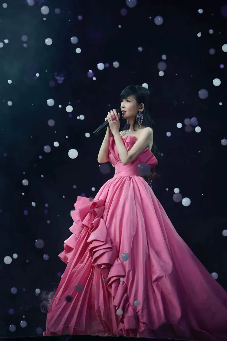 周慧敏更換多套造型。翻攝周慧敏臉書