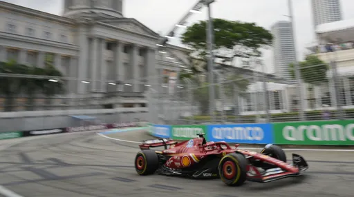 激情到模糊！新加坡F1夜间大奖赛「封街开跑」　赛车、演唱会创造经济效益