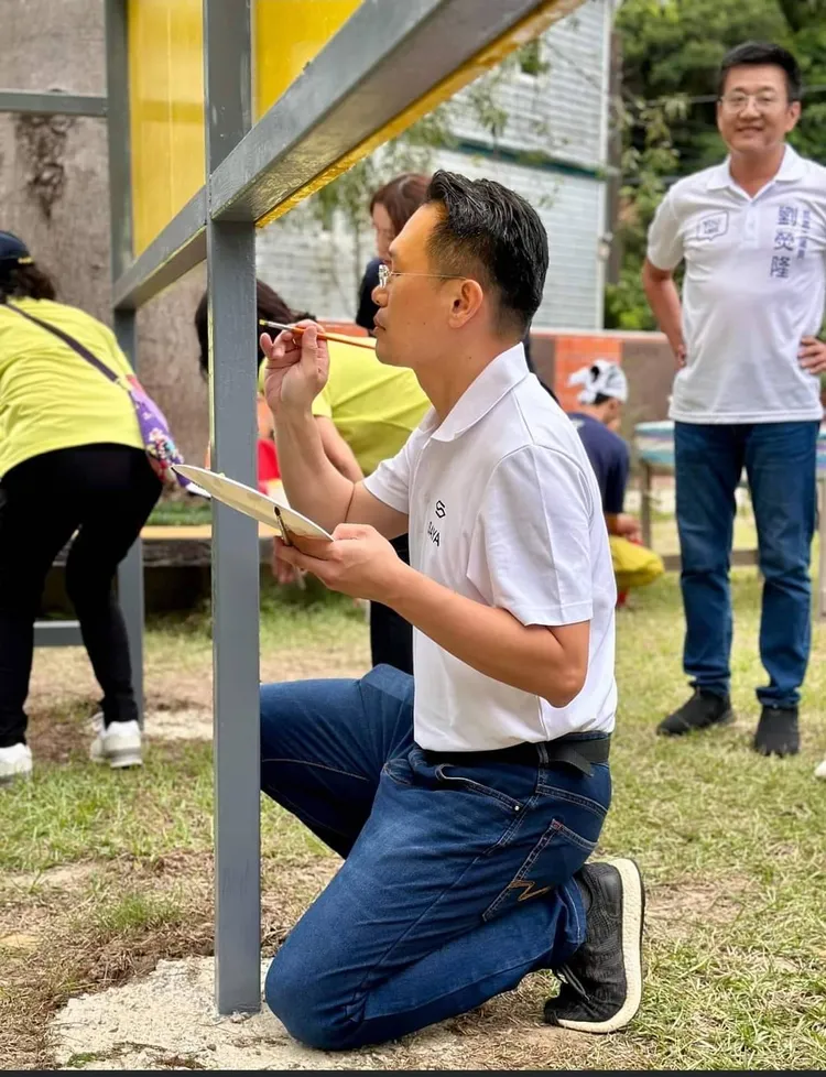 蘇俊賓繪畫時聚精會神。市府提供