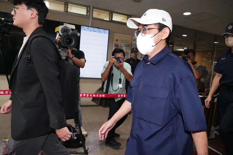 黃子佼四度出庭，庭訊約2小時後快速離去，不回答媒體提問。彭欣偉攝