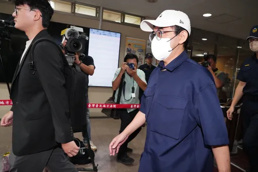 黃子佼庭訊2小時禁聲離去 老樣子快步上車閃人