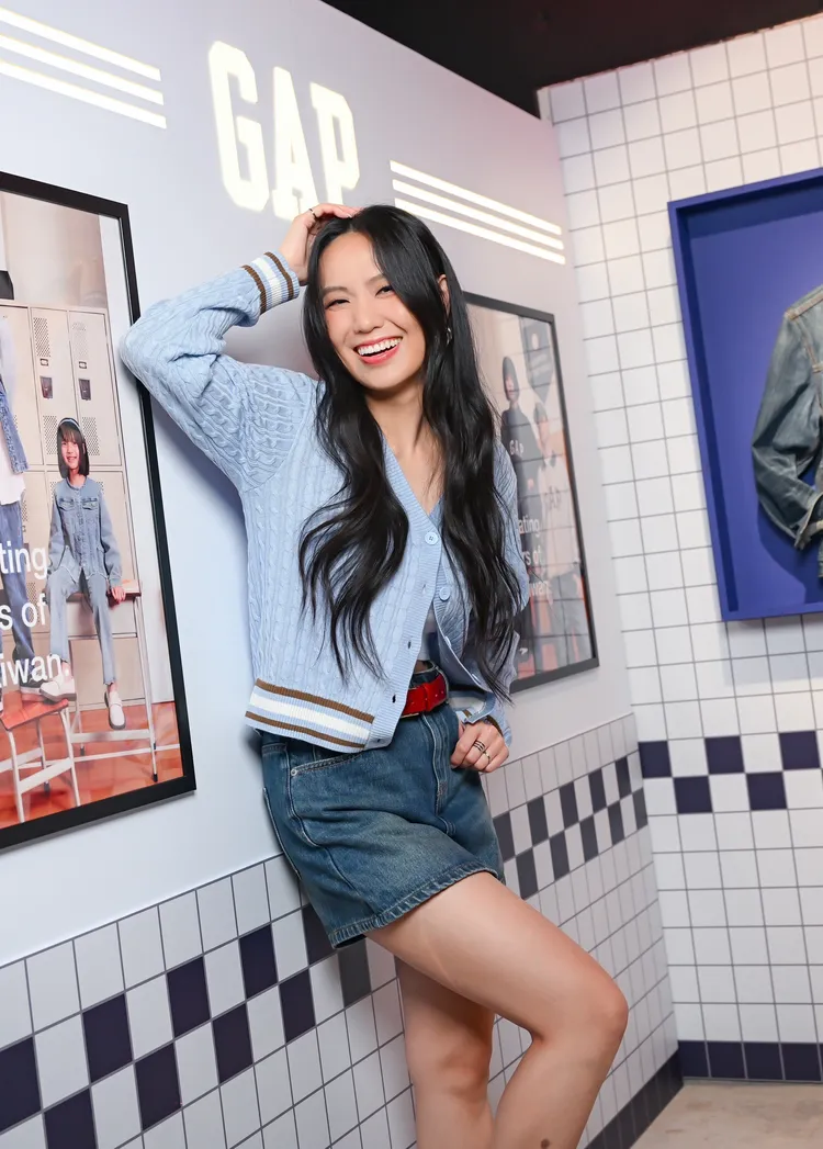 孫盛希換上藍色針織衫搭配復古刷色牛仔短裙。品牌提供