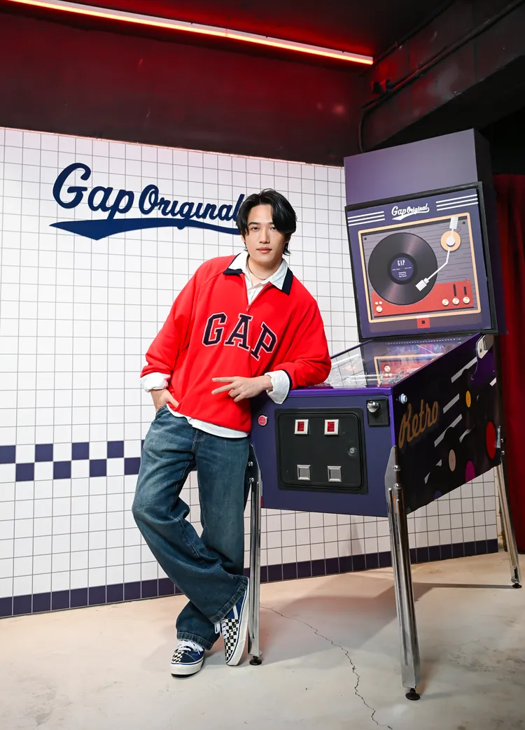 熊仔在Polo領衛衣內搭白色襯衫營造視覺層次感。品牌提供