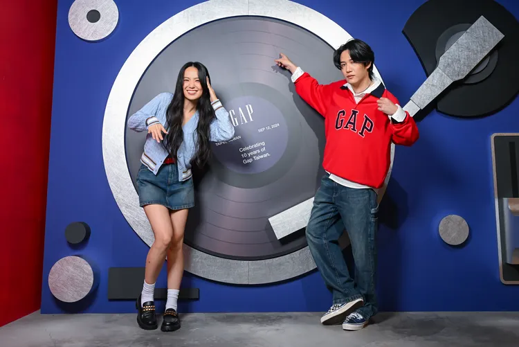 孫盛希（左）、熊仔（右）演繹Gap秋季時尚。品牌提供