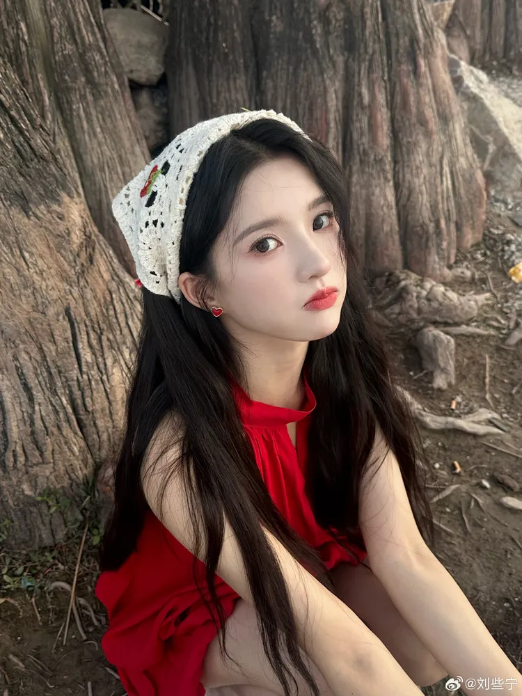 劉些寧是選秀出身，曾經以韓國女團gugudan成員身分出道。翻攝劉些寧微博