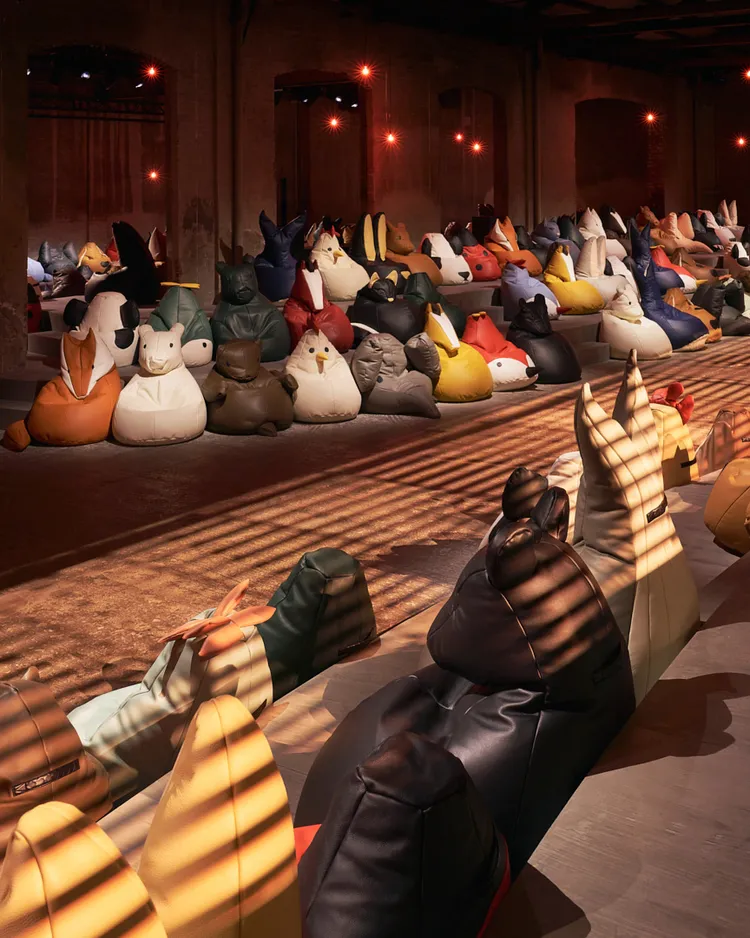 BOTTEGA VENETA的秀場座椅是一張張可愛的動物懶骨頭。品牌提供