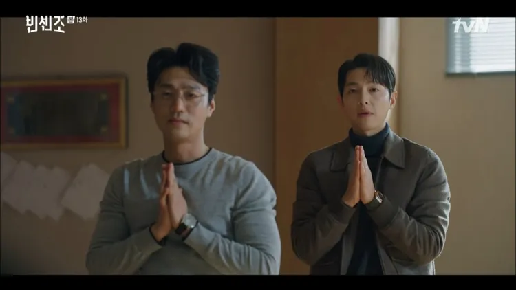 崔英俊（左）在《黑道律師文森佐》與宋仲基有不少對手戲。翻攝tvN