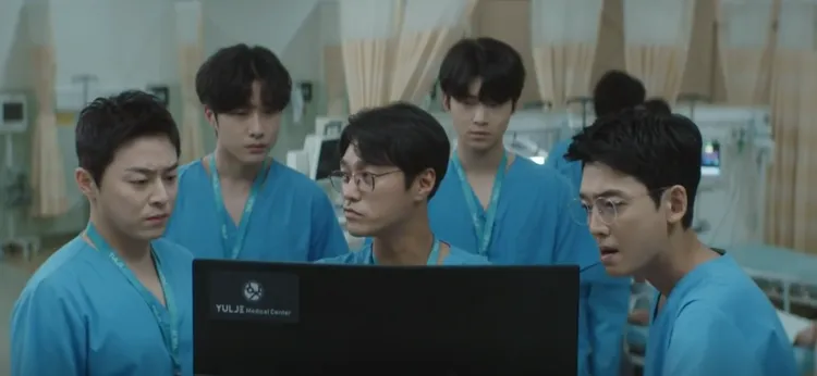 崔英俊（前排中）在《機智醫生生活》飾演急診醫師，也是5人幫曹政奭（前排左）、鄭敬淏（前排右）的大學同學。翻攝tvN